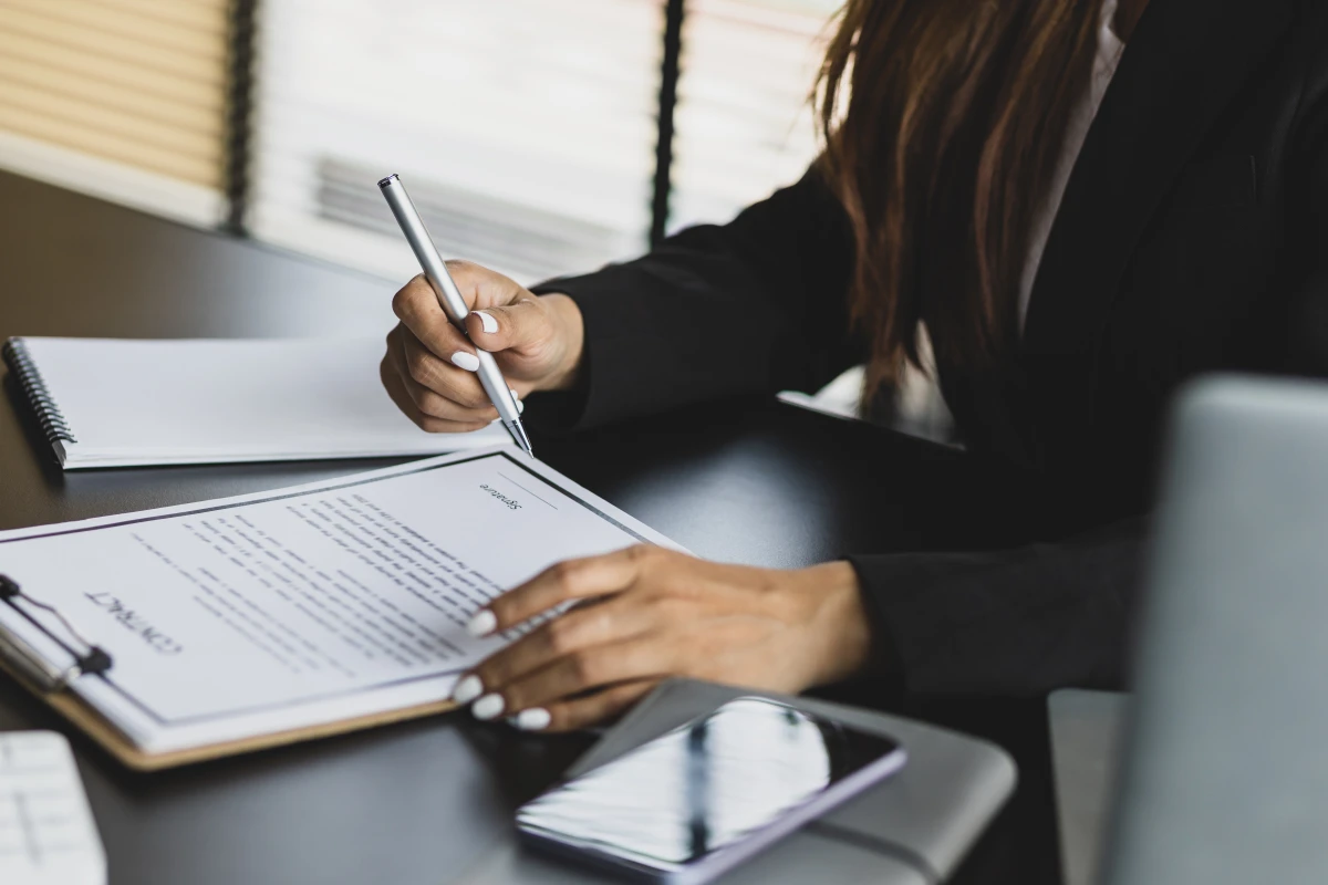 Le dol en droit des contrats : enjeux et conséquences